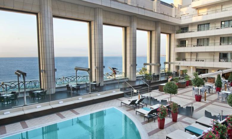 Terrasse et piscine extérieure Hyatt Regency Nice Palais de la Méditerranée
